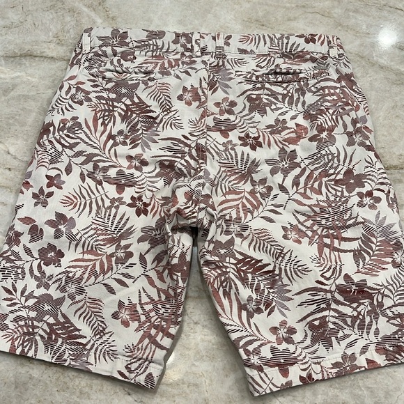 Guess | Tropical Shorts | White and Red Floral | Men’s 32 Waist - Picture 2 of 11